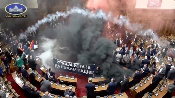 Caos en el Parlamento de Serbia: lanzaron bombas de humo y bengalas, y una diputada sufrió un derrame cerebral