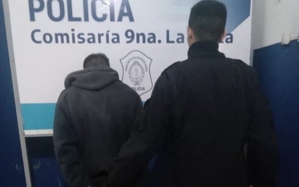 No buscaban leer: delincuentes fueron encontrados infraganti mientras hacían un boquete en la biblioteca de Parque Saavedra