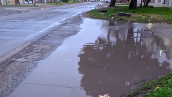 Vecinos denuncian acumulación de aguas en 60 y 151
