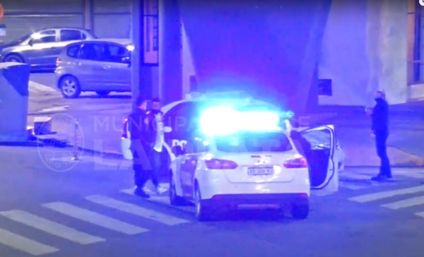 Forzaron la puerta de un veh&iacute;culo, robaron, y por las c&aacute;maras del municipio quedaron detenidos