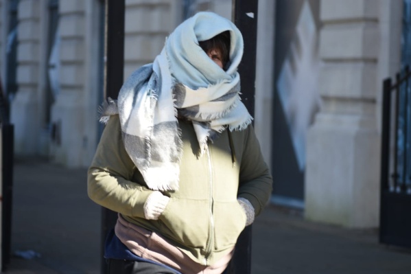 La Plata se volvió un freezer y así lo viven los vecinos: caras cubiertas, bufandas cada vez más largas y manos escondidas