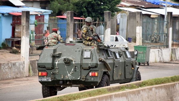 Los militares aseguran haber dado un golpe de Estado en Guinea, pero el Gobierno lo niega