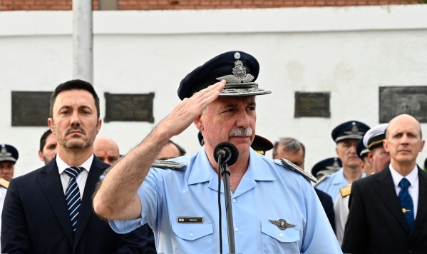 El Gobierno echó al jefe de la Fuerza Aérea, Fernando Mengo
