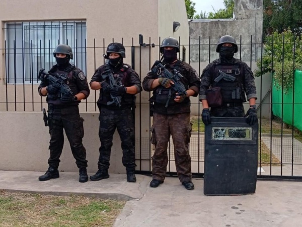 Desbarataron a una banda que cometía robos en Lisandro Olmos: incautaron motopartes, drogas y armas de fuego