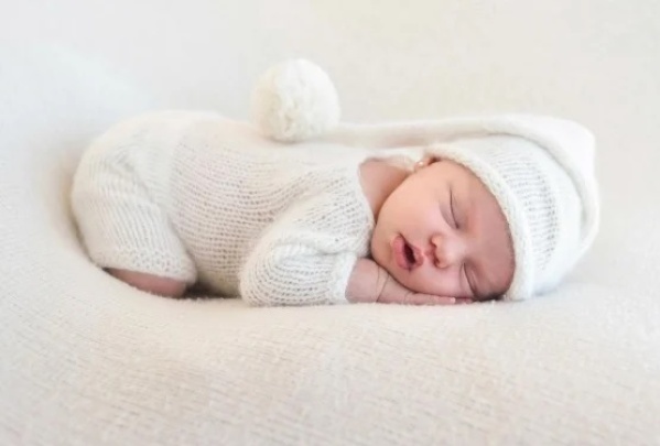 Pampita compartió la primera sesión de fotos de su bebé: "Lindo recuerdo de sus primeros días"