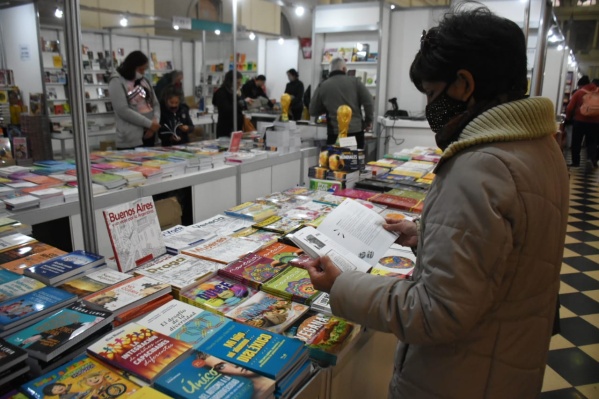 Comenzó la Feria del Libro y los platenses ya recorren los stands