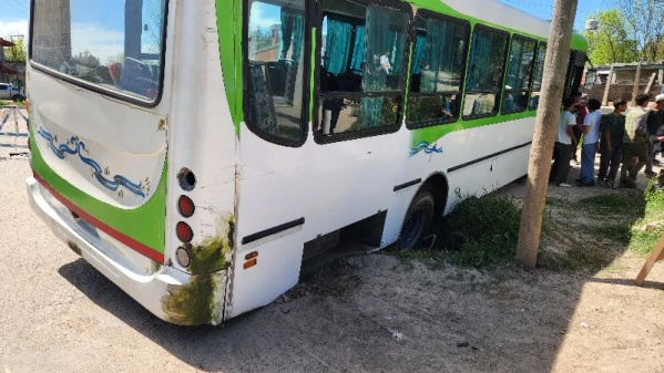 Un micro escolar que viajaba hacia una escuela rural se quedó encajado en un barrio de La Plata
