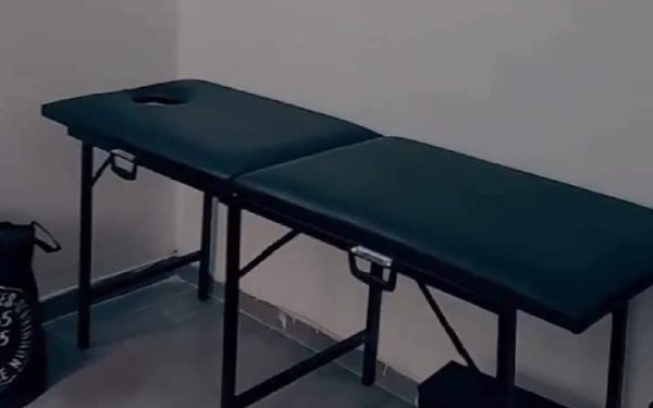 Se cay&oacute; de una camilla que se rompi&oacute; cuando fue a depilarse en La Plata y la quieren hacer pagar el arreglo: "Me patotearon"