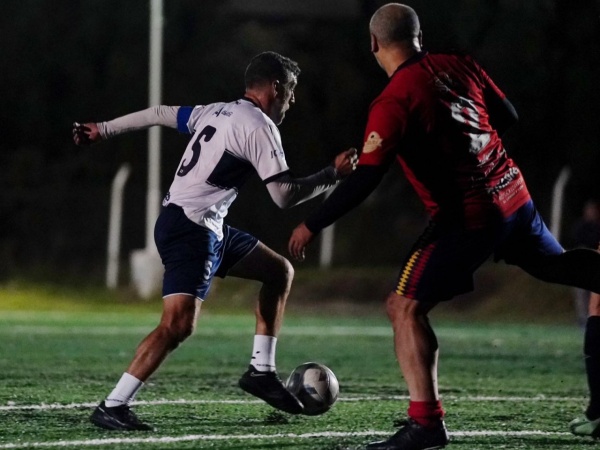 Dirige en el ascenso, es un referente de Gimnasia y pese a estar retirado tomó la decisión de volver al fútbol