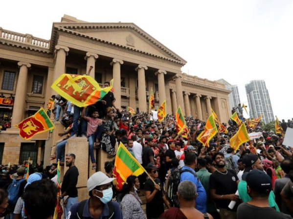 El presidente de Sri Lanka huye ante las manifestaciones