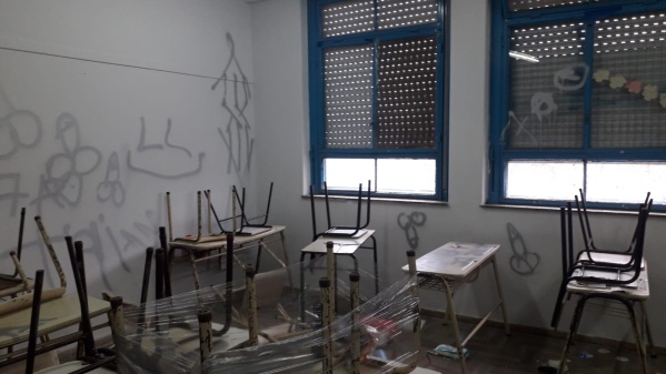 Vandalizaron y destrozaron la Escuela Nº7 de La Plata: delincuentes rompieron material del establecimiento y pintaron paredes