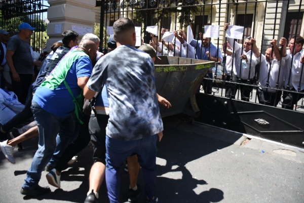 Cascotazos, fuego y botellazos: caos en la Legislatura Bonaerense por un grupo de manifestantes que intentaron ingresar