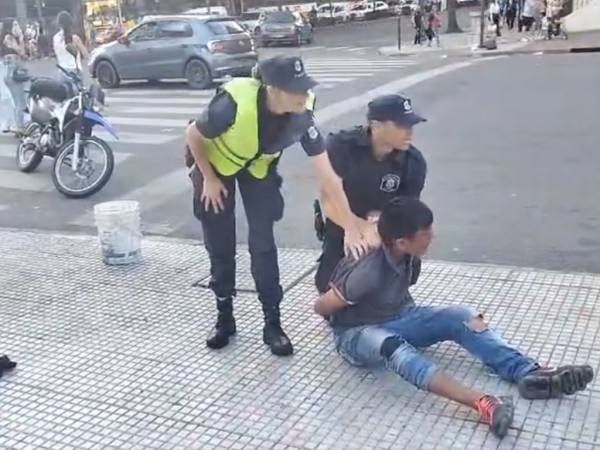 El video del hombre que fue detenido en pleno centro de La Plata por robar y golpear a un comerciante