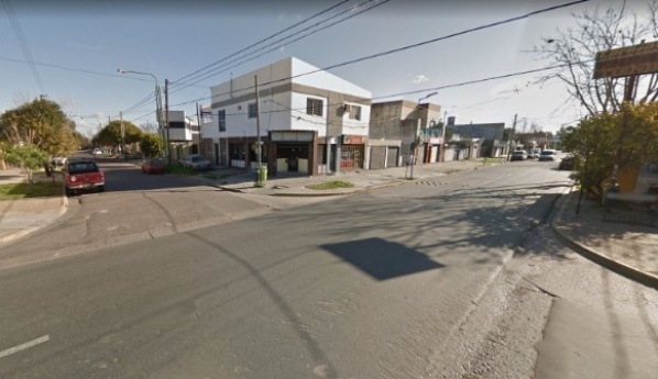 Tres delincuentes despertaron a los golpes y en plena madrugada a una joven platense