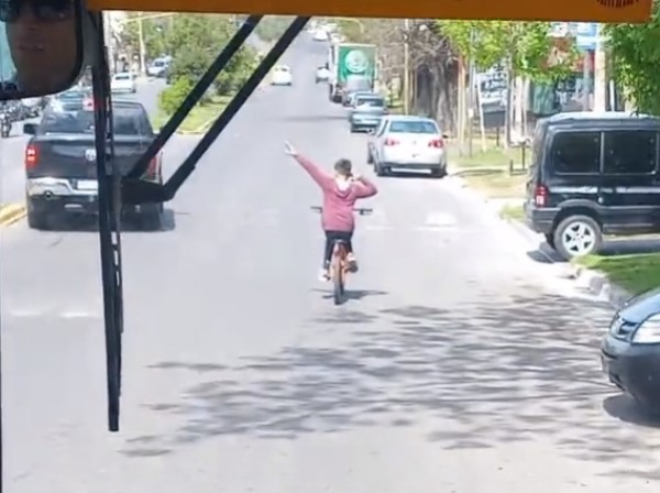 “El chico de las piruetas”: se subió a un micro en La Plata, dejó a su hijo solo en la bici y tentó a todos con sus trucos