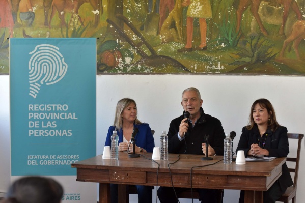 Junto a Alvarez Rodríguez, Alak acercó el trámite del DNI y otras documentaciones a 300 vecinos de Melchor Romero