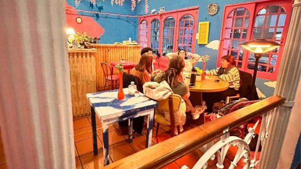 Una platense quiere traer por primera vez el formato de citas “café con desconocidos”: “En La Plata no hay nada parecido"