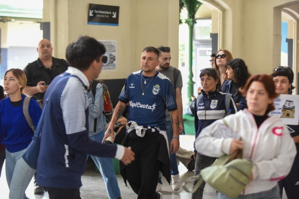 Las mejores fotos de la salida de los hinchas de Estudiantes y Gimnasia a la marcha de los jubilados al Congreso