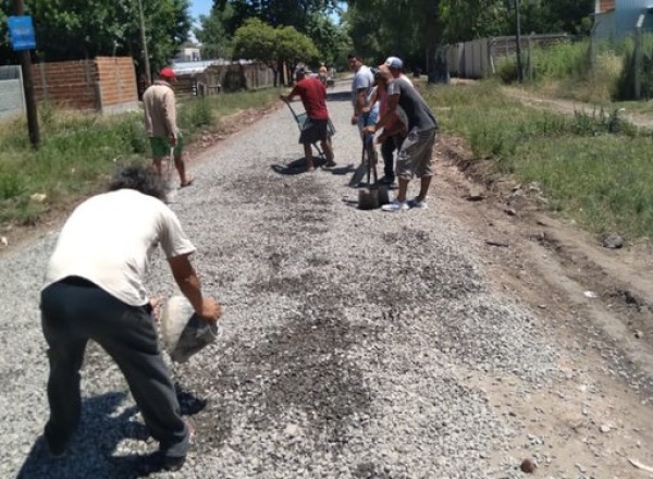Vecinos de Romero se hartaron de que la delegación no dé respuestas y empedraron una calle por su cuenta