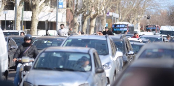 A partir de este lunes, prohibirán estacionar en una calle de La Plata: qué tramo afecta