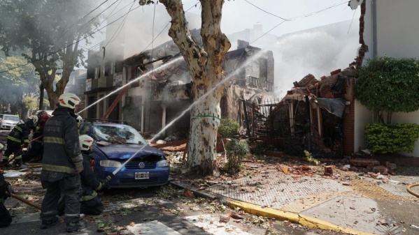 Explotó una casa en Villa Devoto y se derrumbó