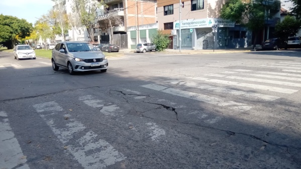 Vecinos advierten por la presencia de pozos en las calles