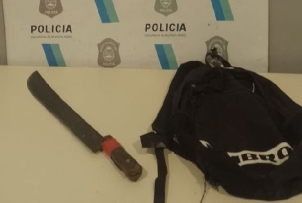 Un hombre sacó un machete de su mochila y amenazó de muerte a su ex en Tolosa