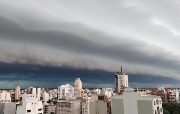 Alerta naranja, diluvio sin fin y cielo negro: ¿Cómo sigue el tiempo en La Plata?