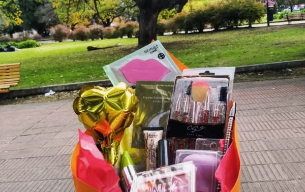 Ramos de make up: el original emprendimiento de una venezolana en La Plata que "ayuda a crear sonrisas"
