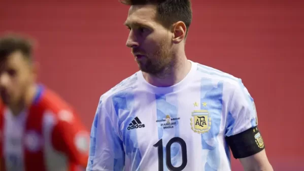 El impactante regalo de cumpleaños a Messi: 5000 chicos cantaron en el Monumento a la Bandera de Rosario