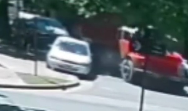 Un camión chocó a un auto estacionado y se dio a la fuga en City Bell