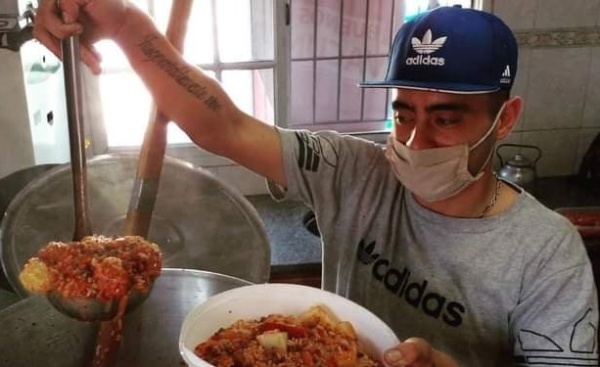 Se quedó sin trabajo, sin moto y ahora empezó a vender pizzas en La Plata, Berisso y Ensenada para salir adelante