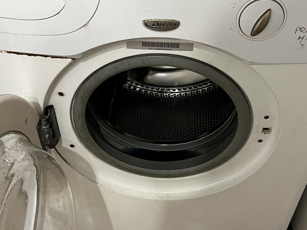 Sintió algo raro en el lavarropas, revisó y lo que encontró adentro la sorprendió: "Con razón estaba todo tirado"