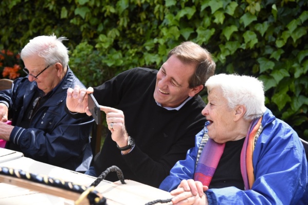Garro compartió un desayuno con jubilados y jubiladas en su día: "Siempre es un placer charlar con ellos"