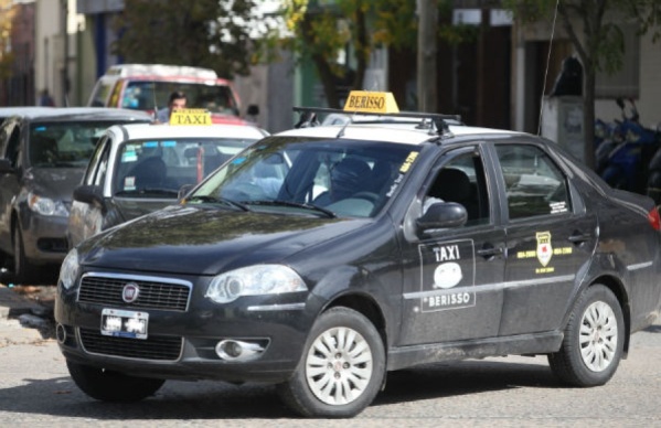 Asaltaron a un taxista en Berisso y lo amenazaron con un arma durante un viaje a Ensenada