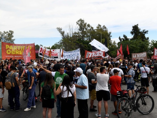 Fuerte rechazo al decreto de Milei: sindicatos y movimientos sociales se manifestaron y cortaron el tránsito en 7 y 50