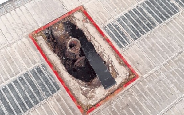 Vecinos de 143 y 38 denuncian que se roban las tapas de inspección y nadie las repone