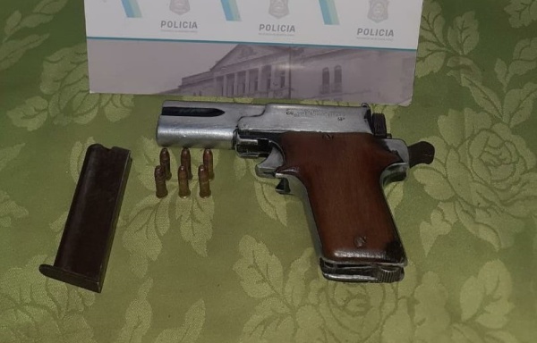 Merodeaban por City Bell con un arma de fuego y quedaron detenidos