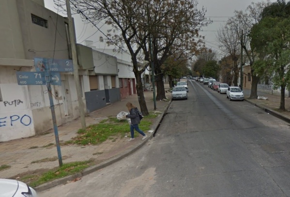 Volv&iacute;a de vacunarse contra el COVID-19 y dos motochorros la enca&ntilde;onaron en La Plata: &ldquo;Pasa siempre en la zona&rdquo;
