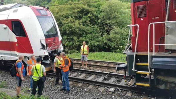 15 personas resultaron heridas de gravedad al colisionar un tren de pasajeros con una locomotora en Eslovaquia