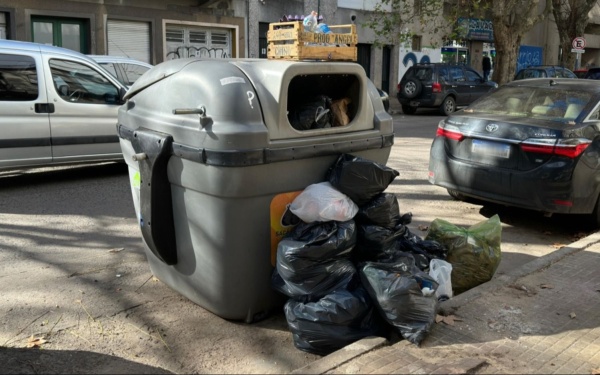 En 2 y 59 los contenedores "explotan" de bolsas de basura: "Las dejan afuera"