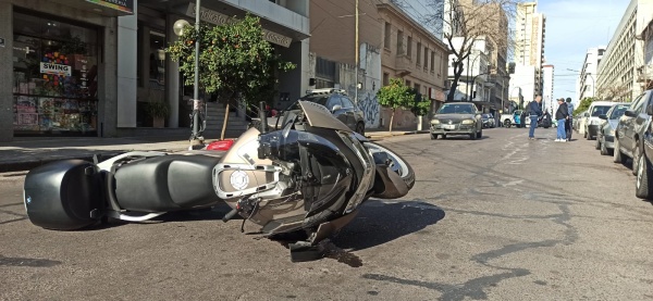 Corte total en calle 6 entre 45 y 46 por el choque de un Clio y una moto BMW