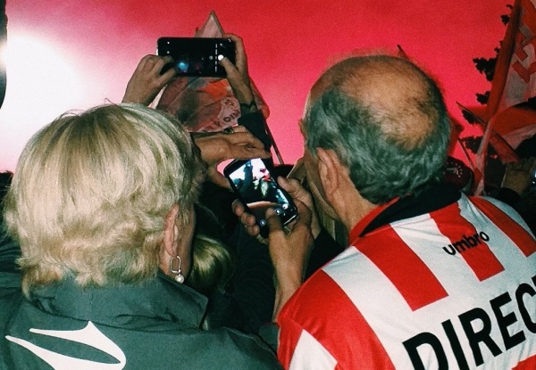 Una platense retrat&oacute; a una pareja en la inauguraci&oacute;n del estadio de Estudiantes y ahora los busca: &ldquo;Saqu&eacute; un fot&oacute;n&rdquo;