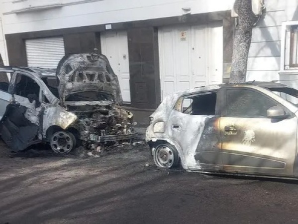 Dos autos incendiados en La Plata: investigan al presunto quemacoches