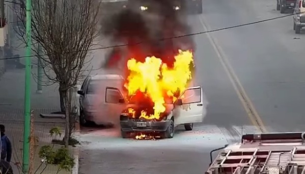 Una camioneta se incendió en plena calle de Ensenada y generó demoras en el tránsito