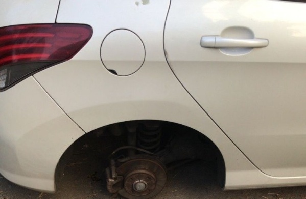 Los ataques de los "robarruedas" no tienen freno en La Plata: vecinos del Parque Saavedra, los nuevos damnificados