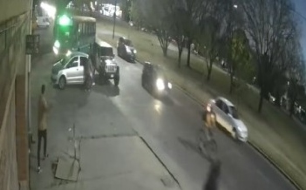 Motochorros intentaron robar a un grupo de jóvenes platenses, pero un colectivo se subió a la vereda y los ahuyentó