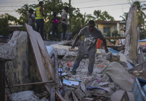 Hay 724 muertos confirmados en el terremoto de Haití, pero temen que sean muchos más