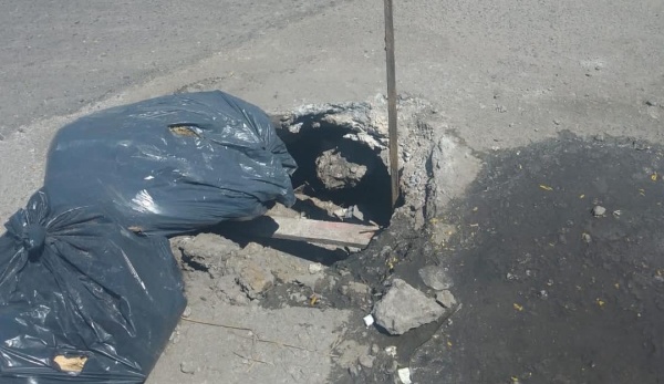 Vecinos de Los Hornos reclaman por un gran pozo en una de las esquinas: "Es un peligro"