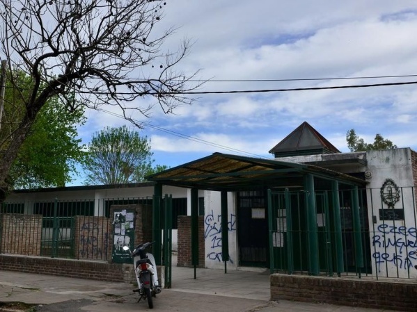 Profesor de una escuela de La Plata envía material obsceno a sus alumnos de Primaria: "Traumada de por vida"